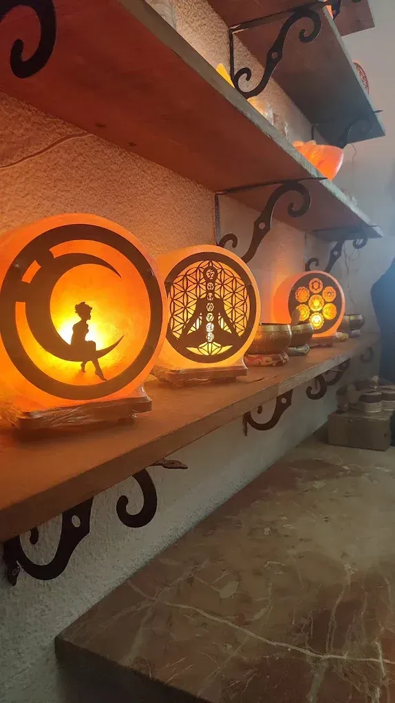 Lámparas de sal incandescentes con diseños tallados, incluyendo una figura sobre una luna.