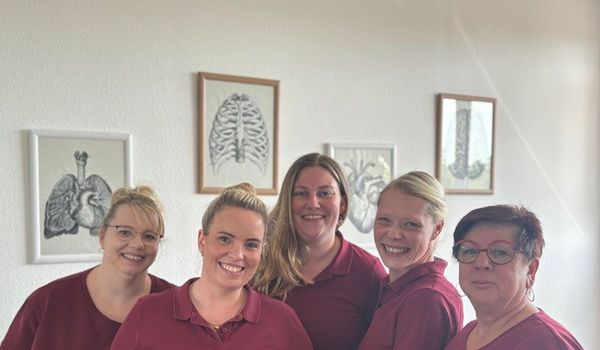 Eine Gruppe von Frauen posiert in einem Raum für ein Foto.