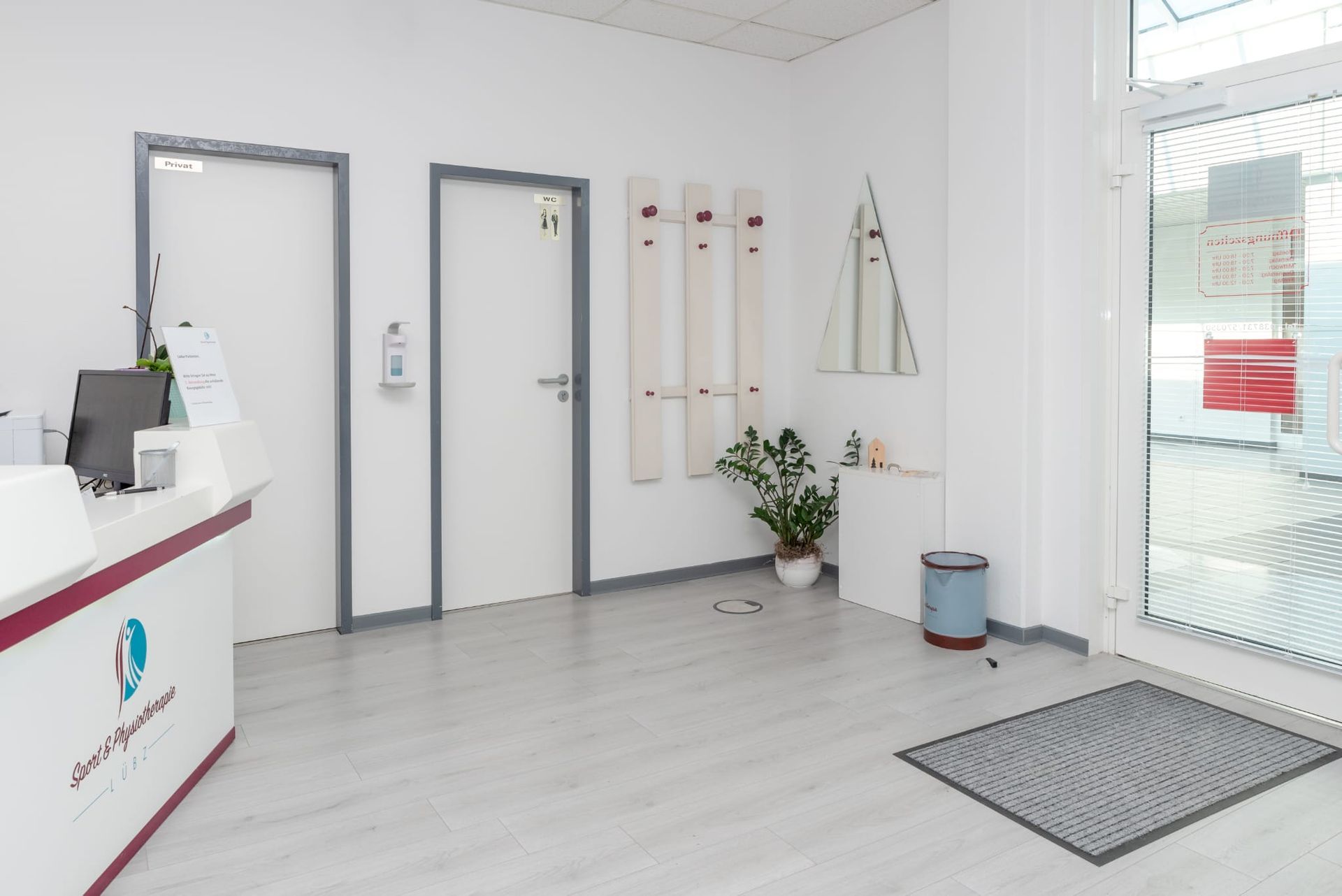 Eingangsbereich von der Sport & Physiotherapie Lübz Inh. A-K. Dreschler
