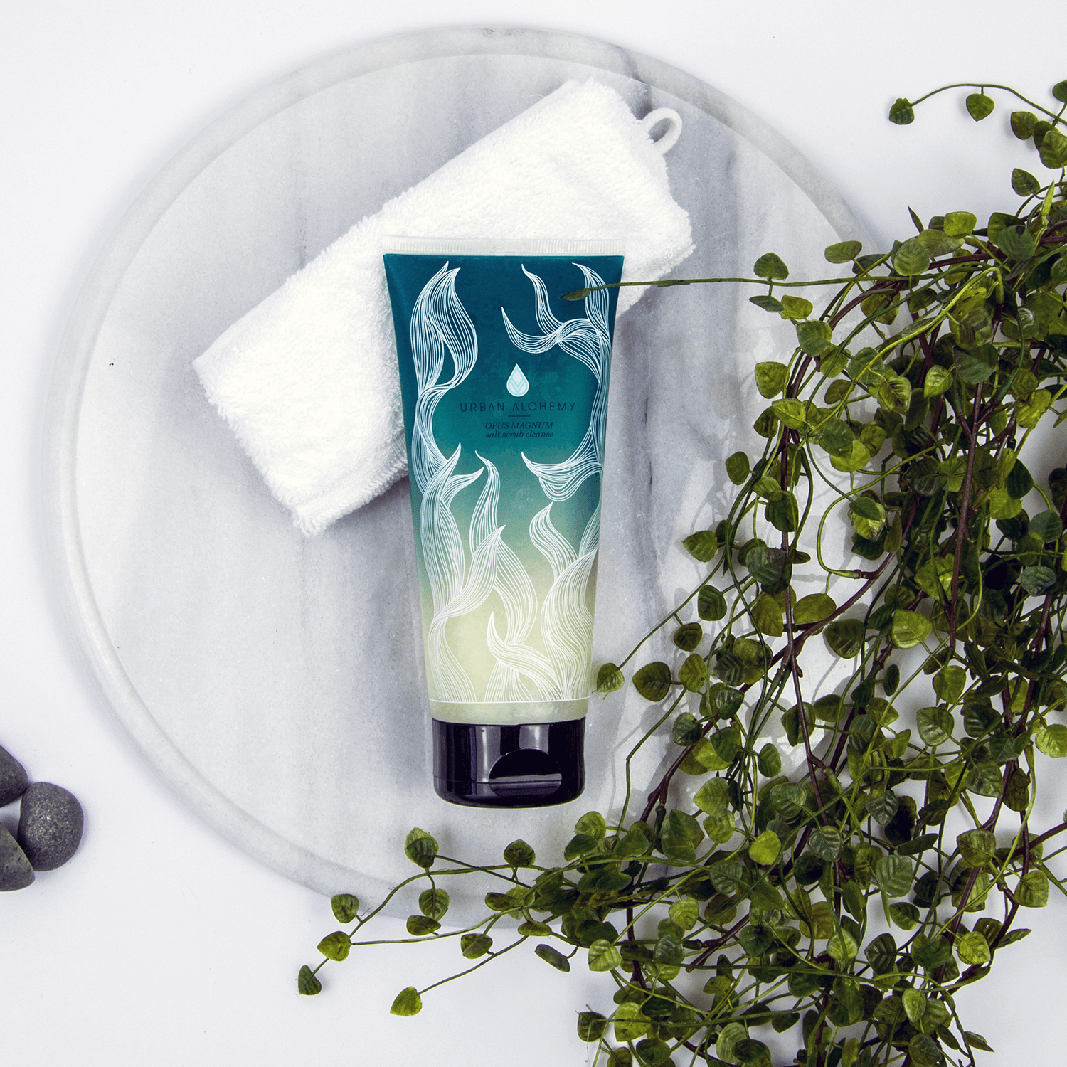 Nahaufnahme von den Augen und dem Gesicht einer Person, umrahmt von weichgezeichneten weißen und violetten Blumen.