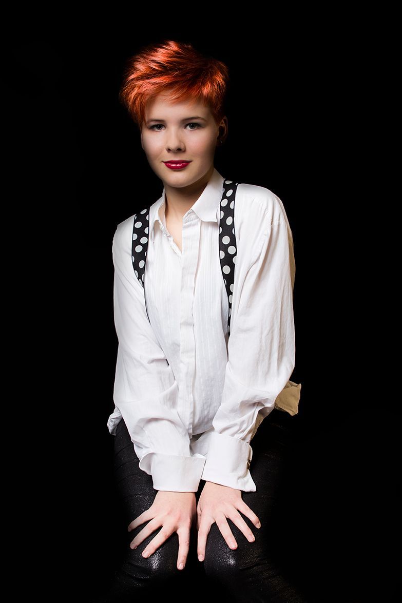 Frau mit kurzen roten Haaren