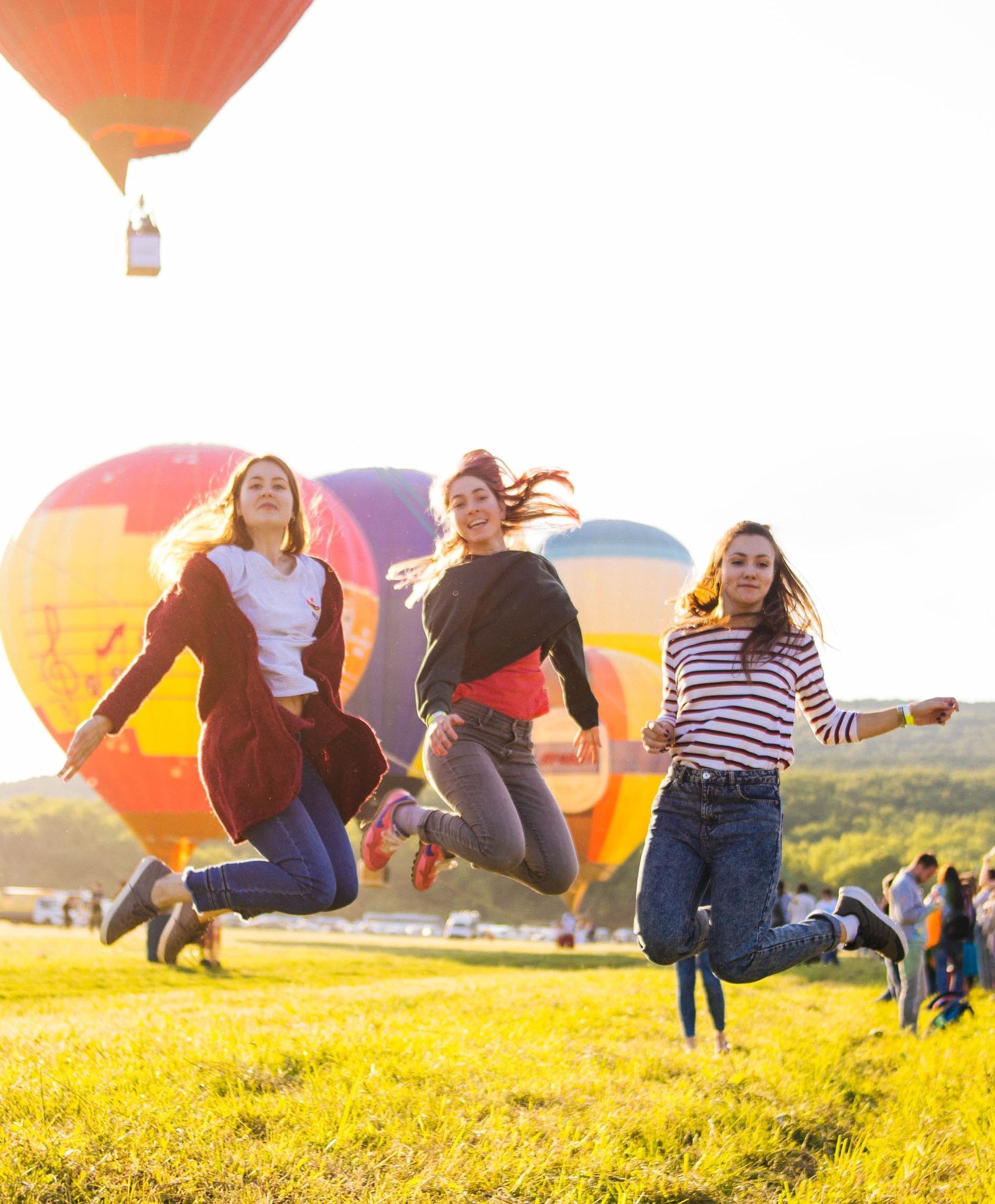 Nahaufnahme von den Augen und dem Gesicht einer Person, umrahmt von weichgezeichneten weißen und violetten Blumen.