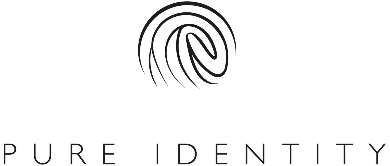 Logo von „Pure Identity“ mit einer Fingerabdruckgrafik über dem Text.