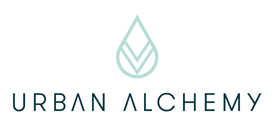 Logo für Urban Alchemy. Ein Wassertropfen über einem Text in minimalistischer Schriftart.