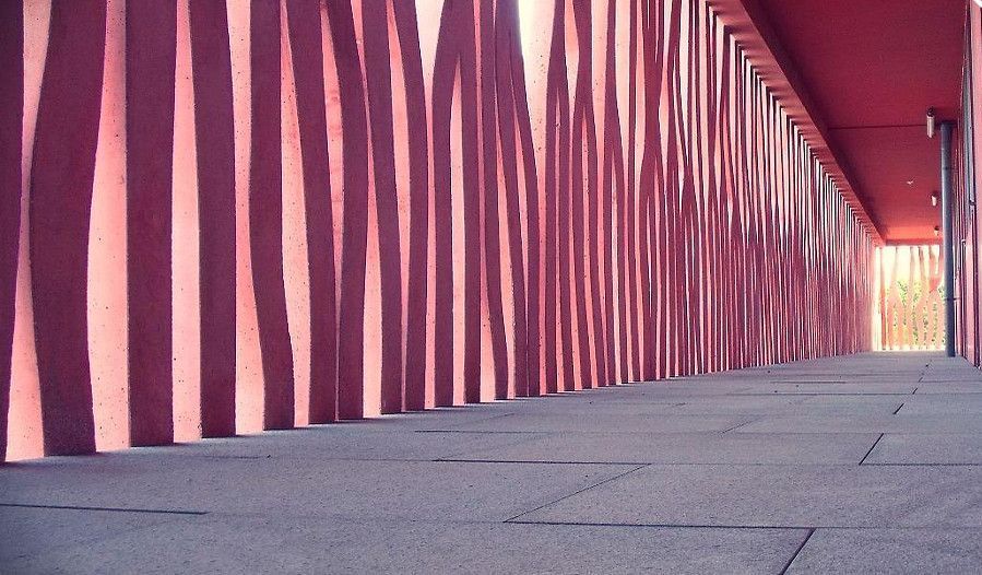 Dalles en béton avec murs rouges