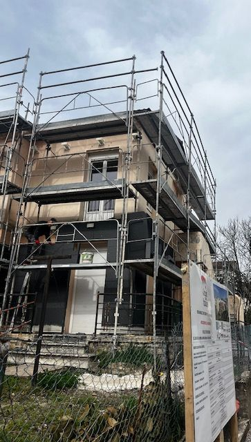 Toiture en train d'être rénovée sur un batiment ancien en briques
