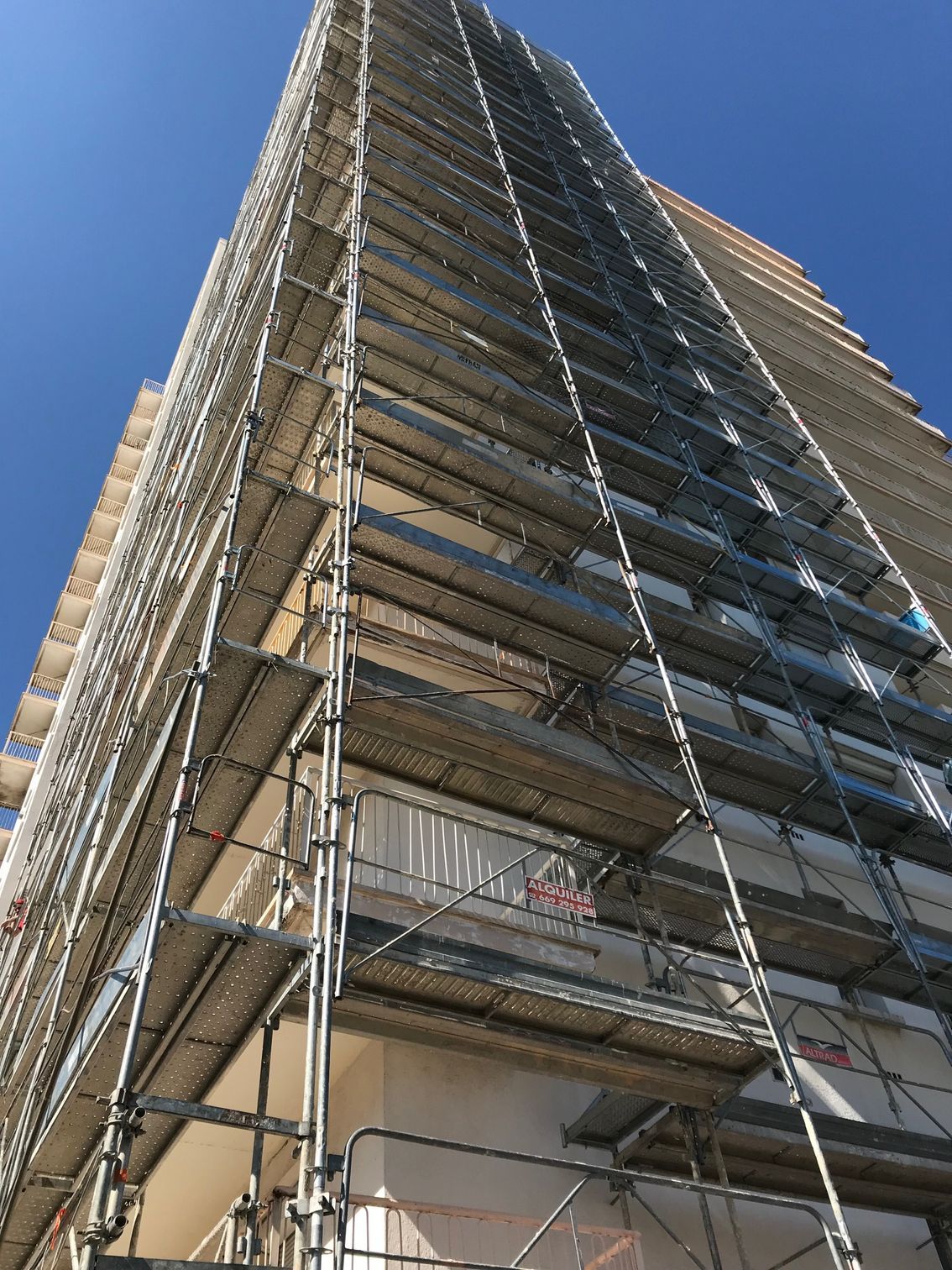 Grand échaufage installé sur un immeuble