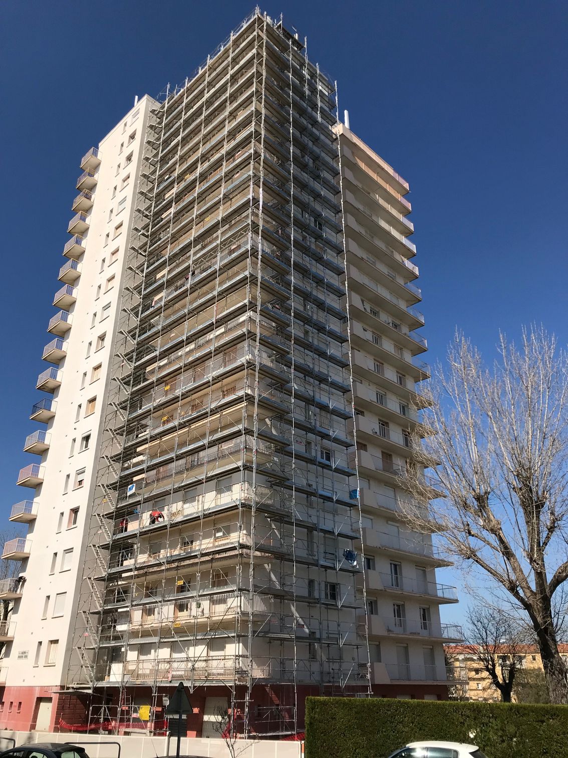 Grand échafaudage installé sur un très grand immeuble résidentiel