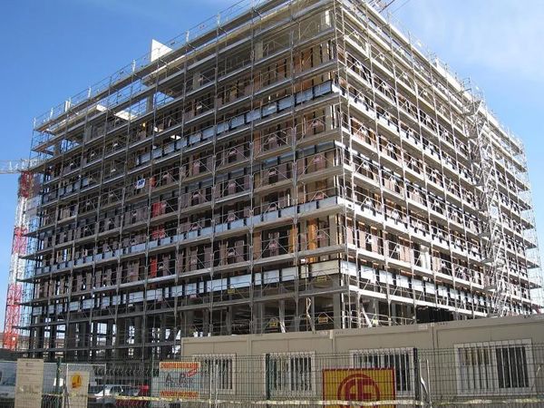 Immeuble entouré d'échafaudages