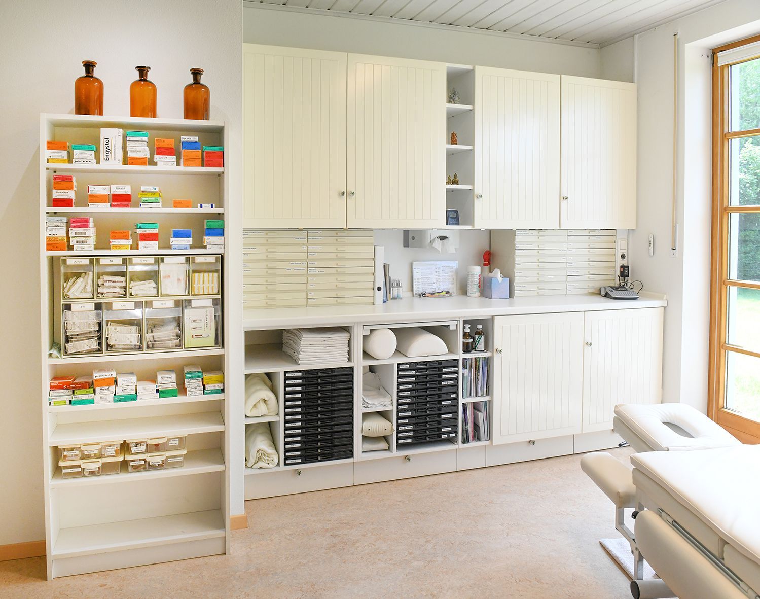 Ausstellungsstück zu Heilkräutern mit Pflanzen, einer bernsteinfarbenen Flasche