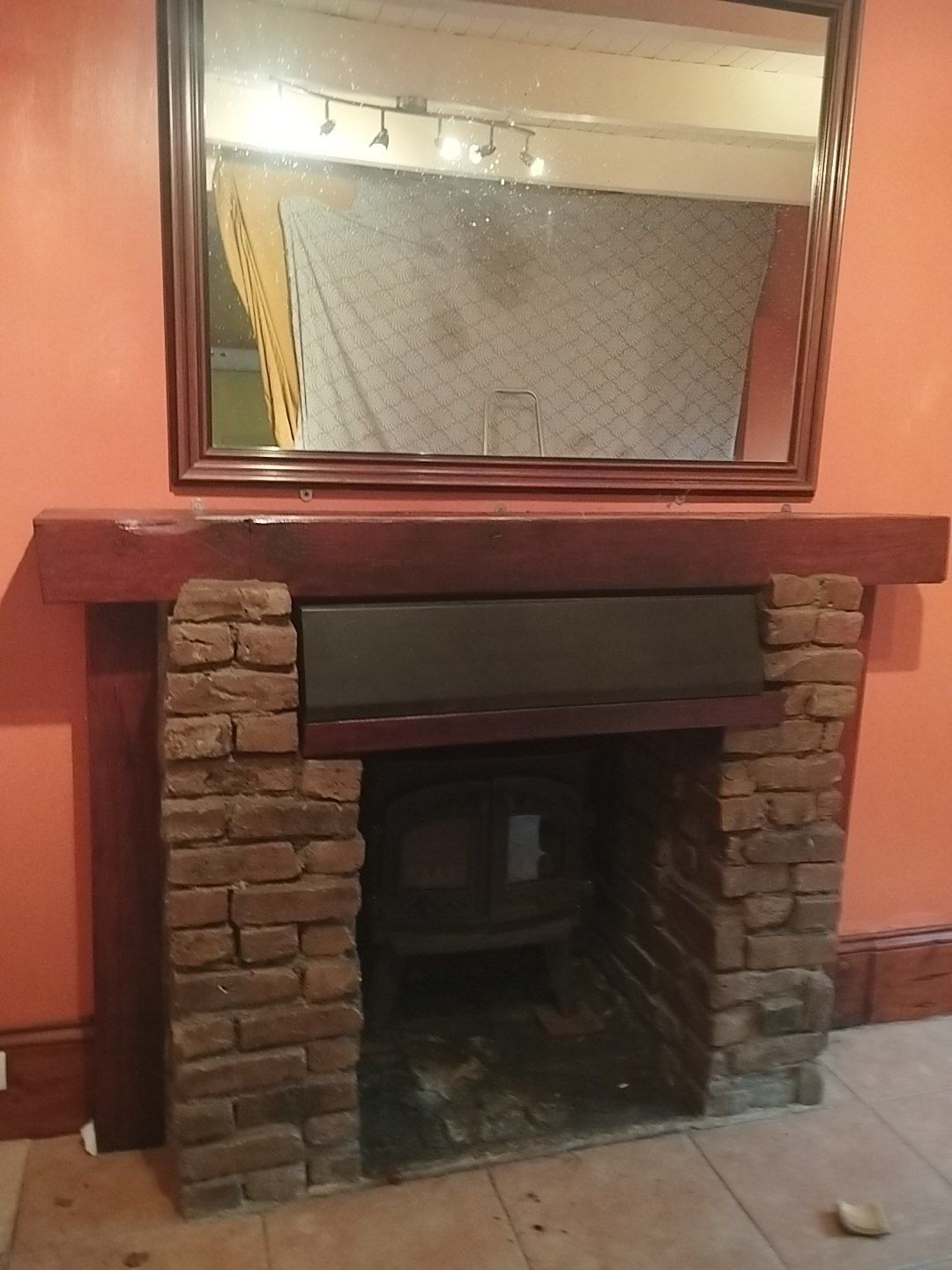 Une ancienne cheminée qui doit être remplacée.