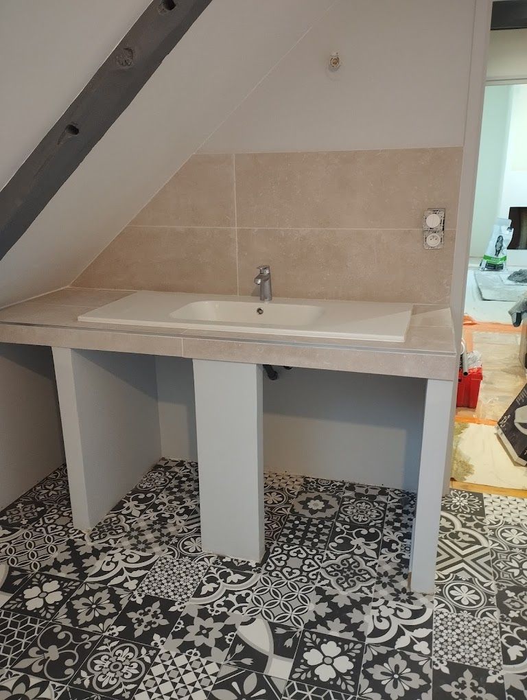 Un nouveau lavabo installé dans une salle de bains.