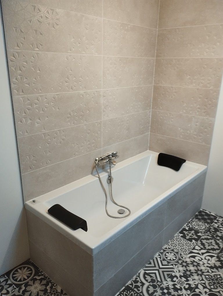 Une nouvelle baignoire installée dans une salle de bains.