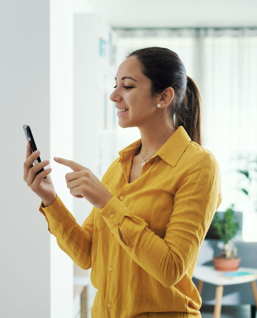 Une cliente laisse un avis sur son téléphone.