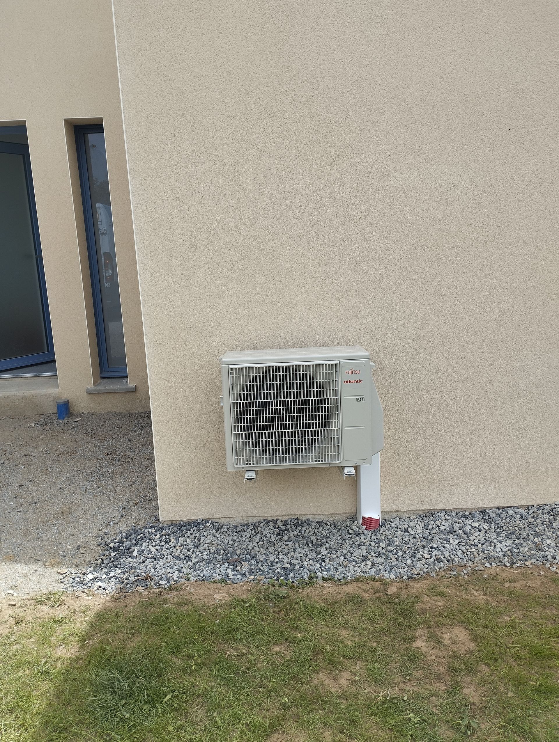 Pose d'un ballon thermodynamique split en maison neuve.