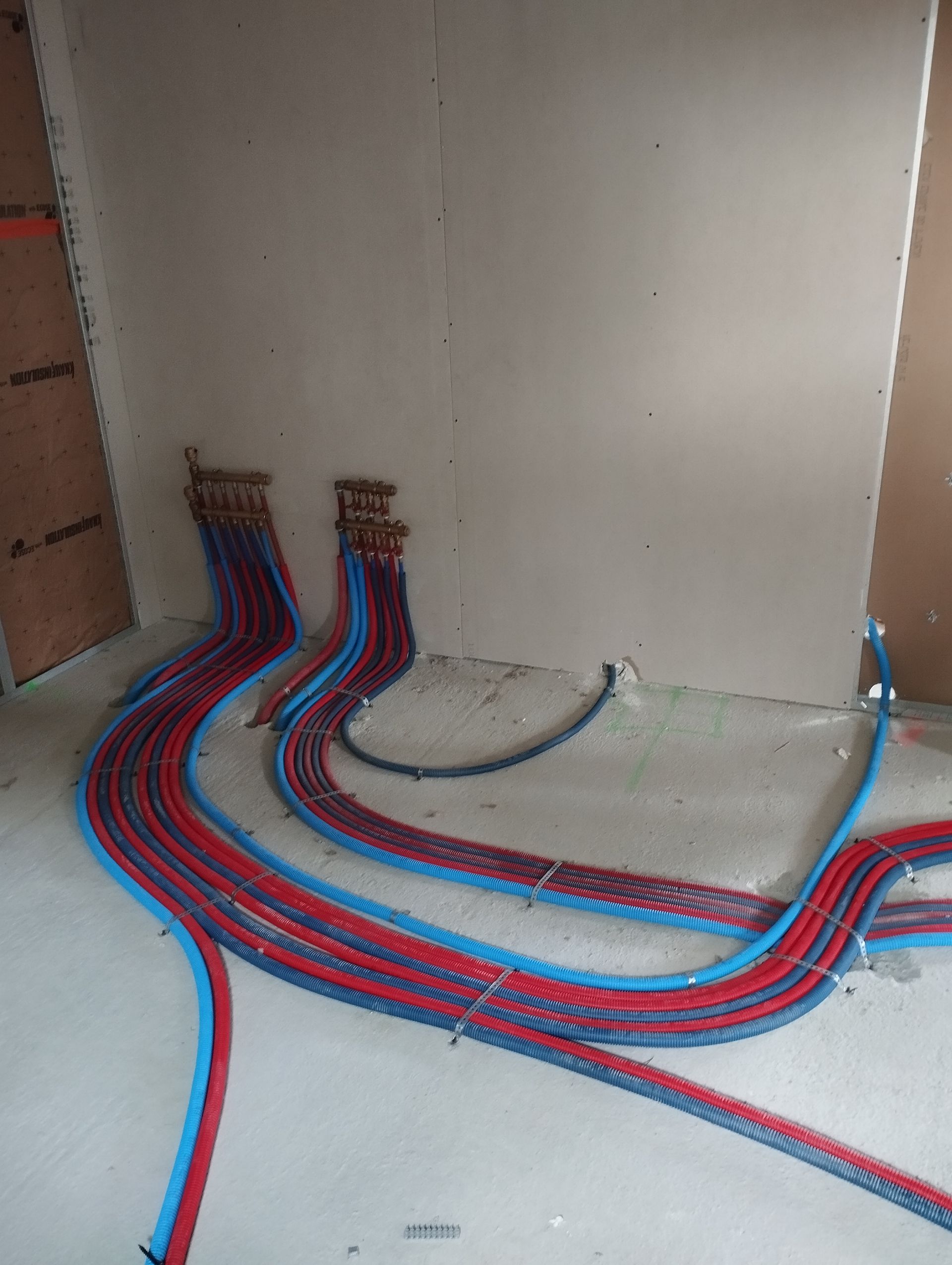 Des câbles électriques au sol et sur les murs.