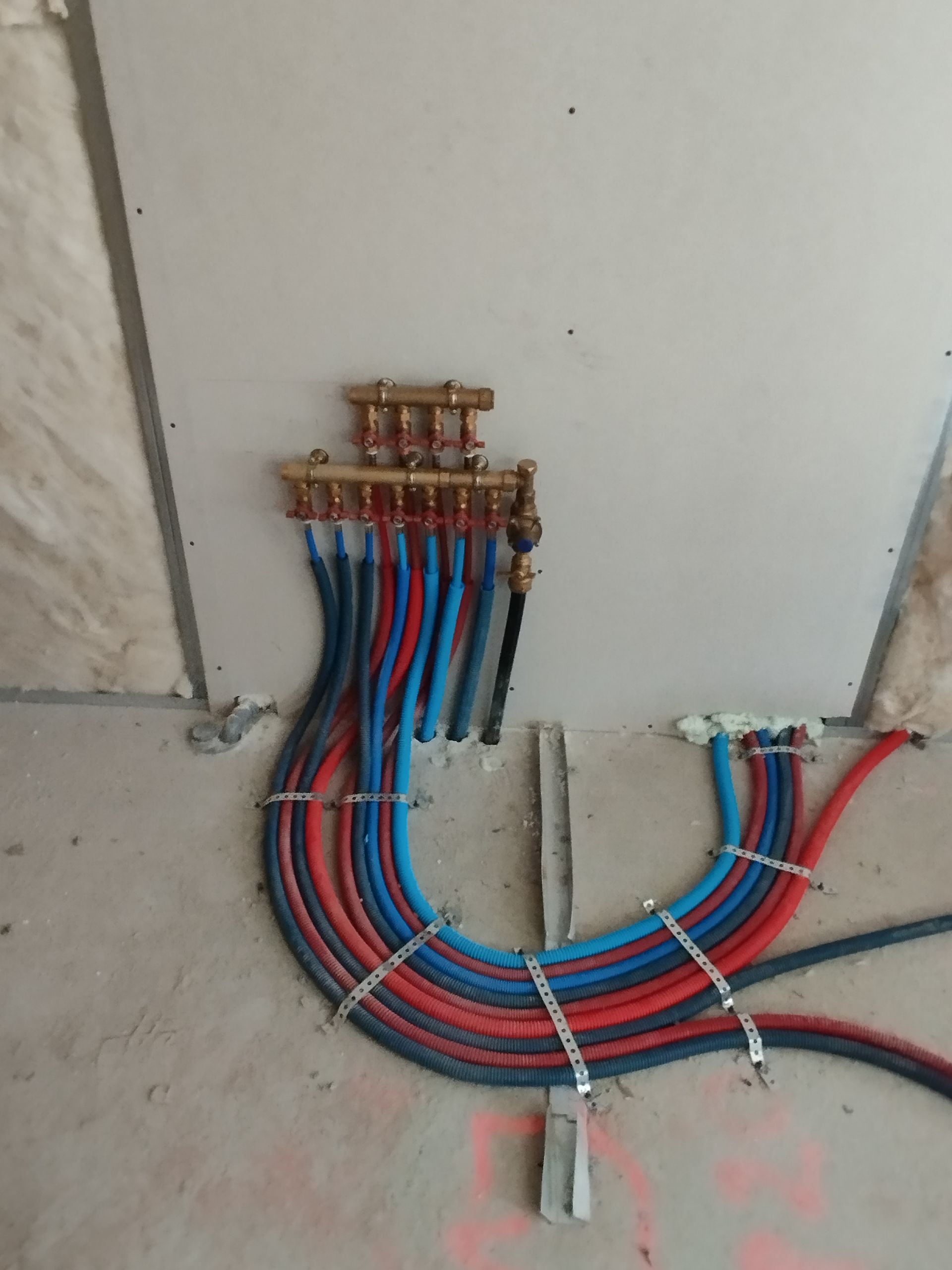 Des câbles électriques organisés.