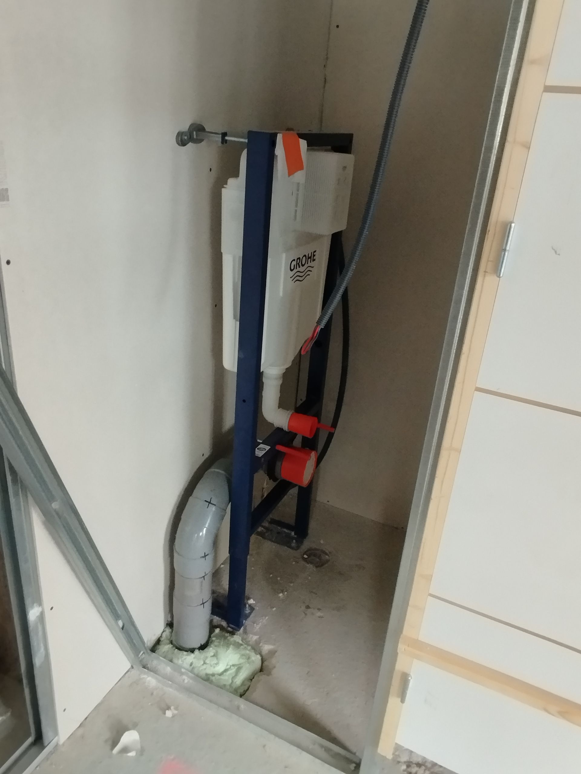 Première étape de l'installation de WC suspendus.