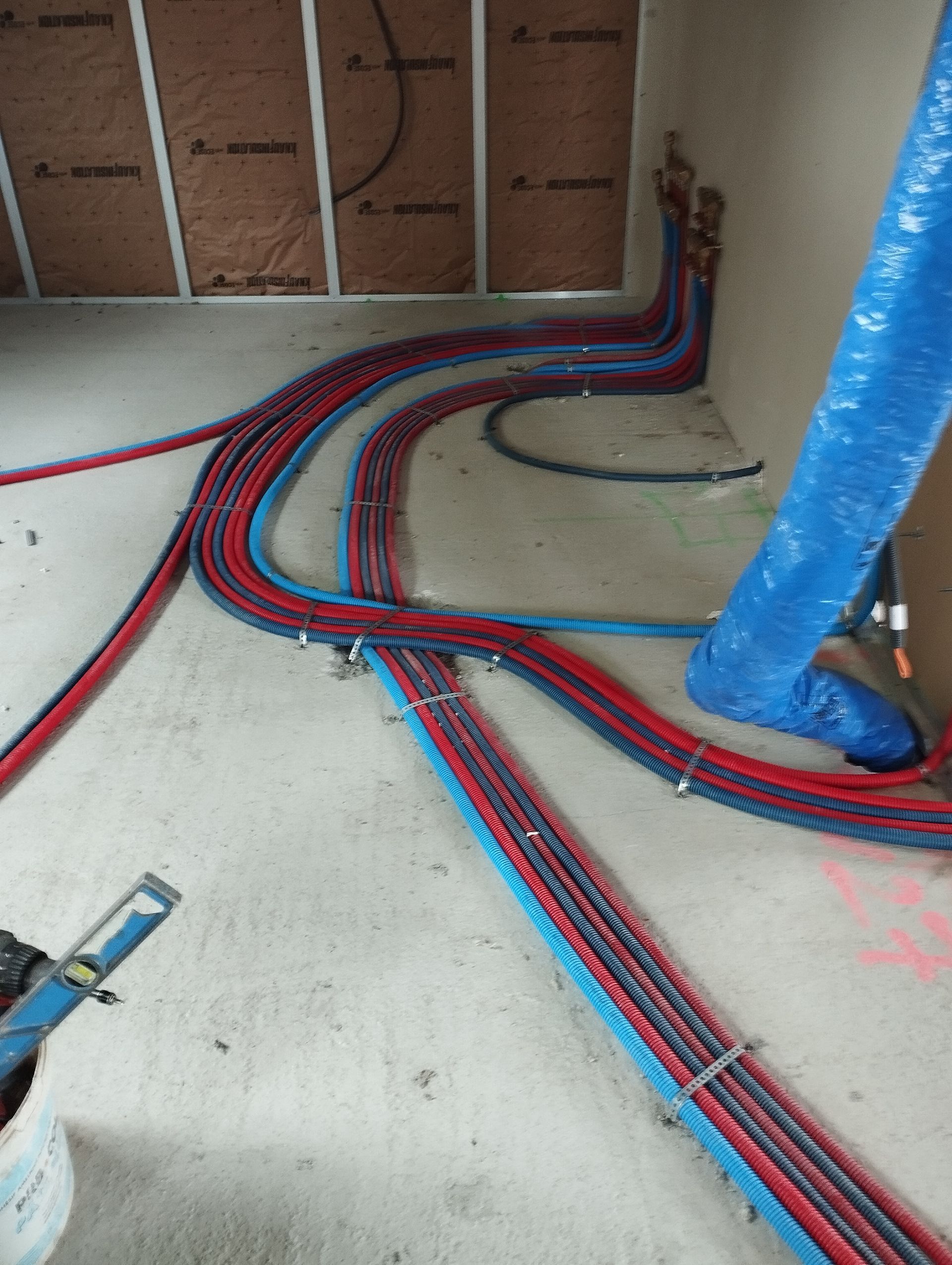 Des câbles électriques au sol.