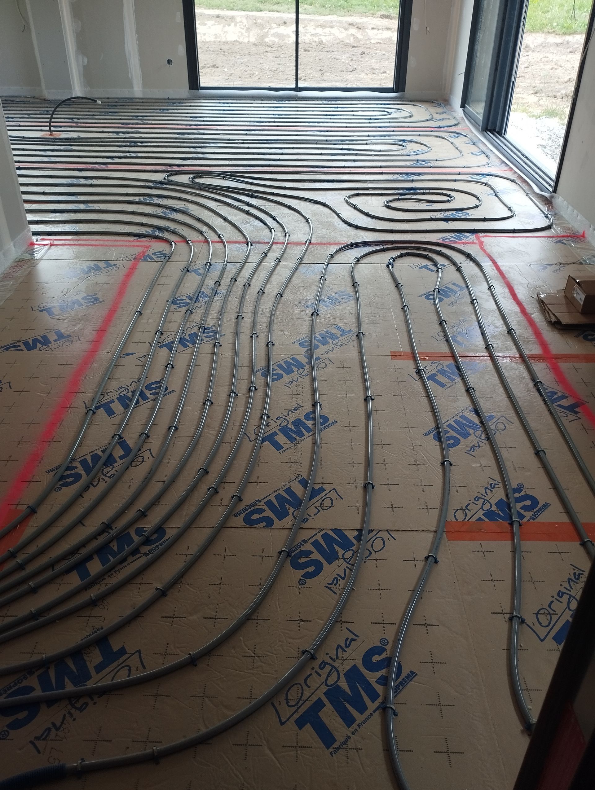 La première couche d'un plancher chauffant.