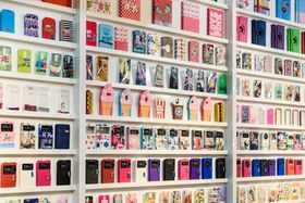 Rayon de la boutique avec des coques de protection pour les téléphones