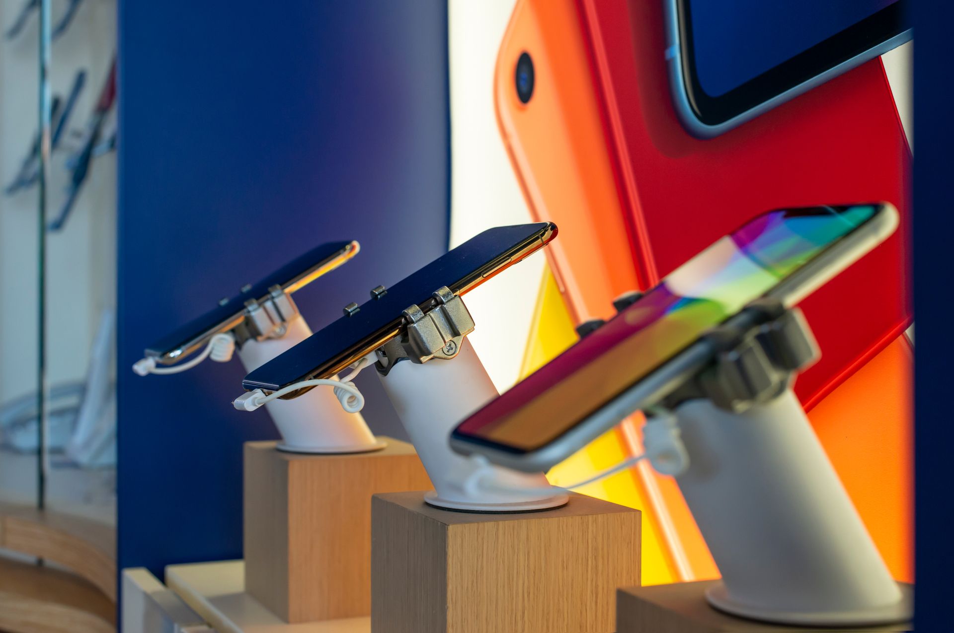 Téléphone dans la vitrine d'un magasin Stuff