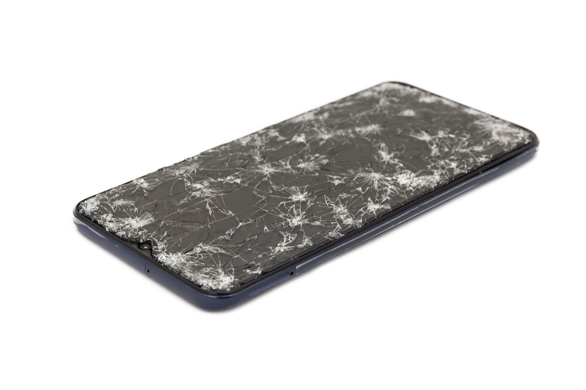 Un iPhone avec l'écran cassé sur fond blanc