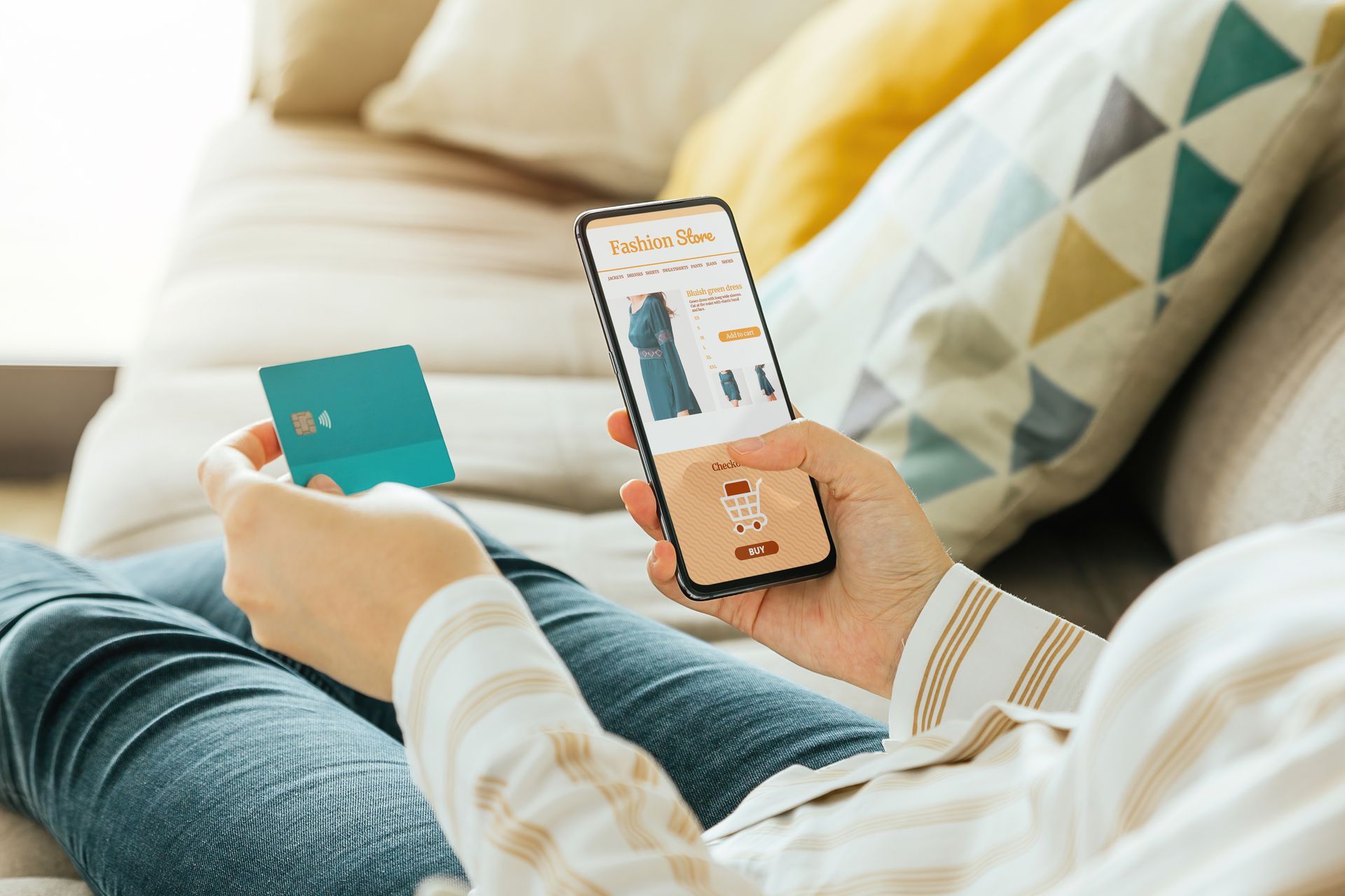 Une femme qui commande sur Internet directement avec son portable