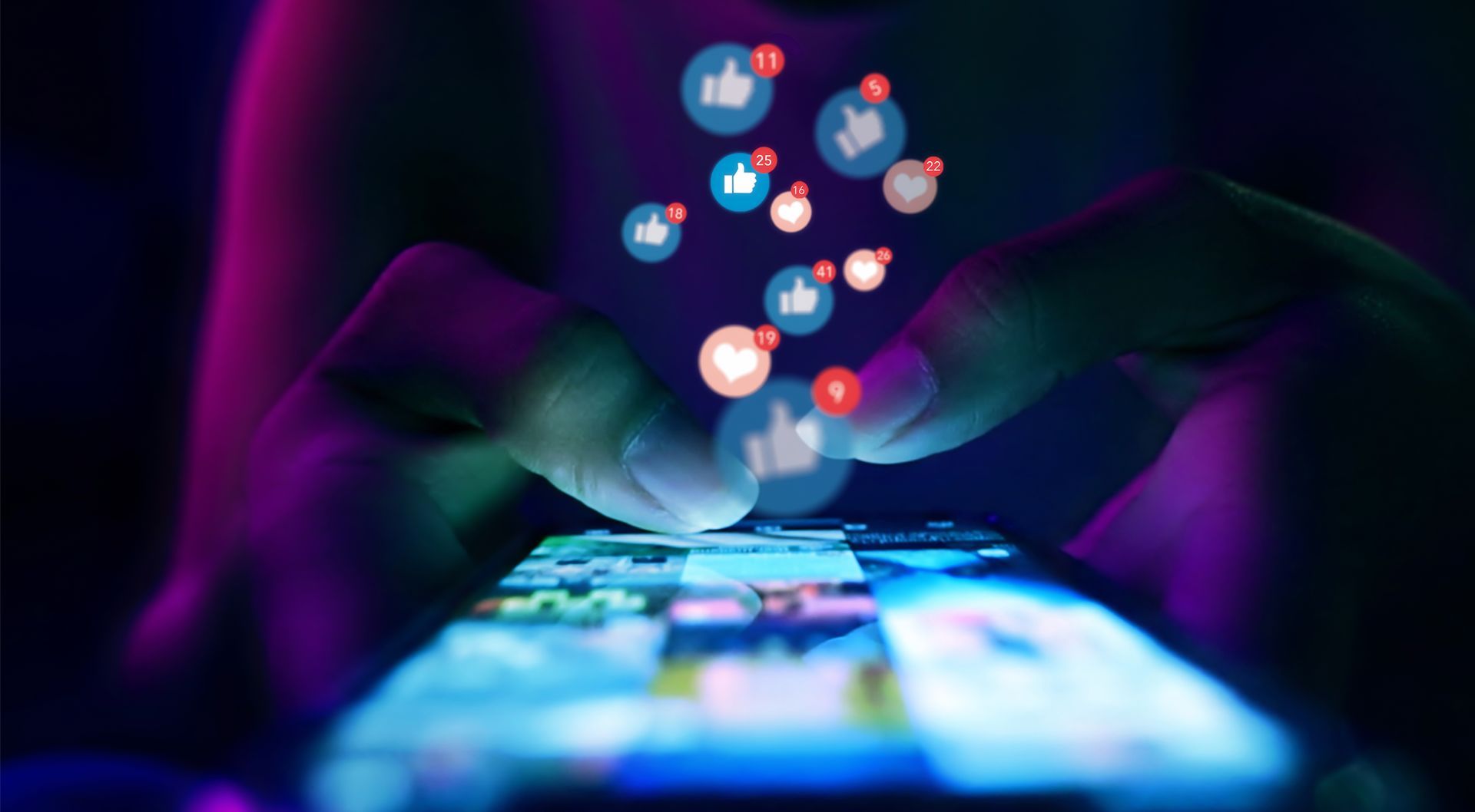 Vue d'un portable avec des icônes de réseaux sociaux qui sortent du téléphone