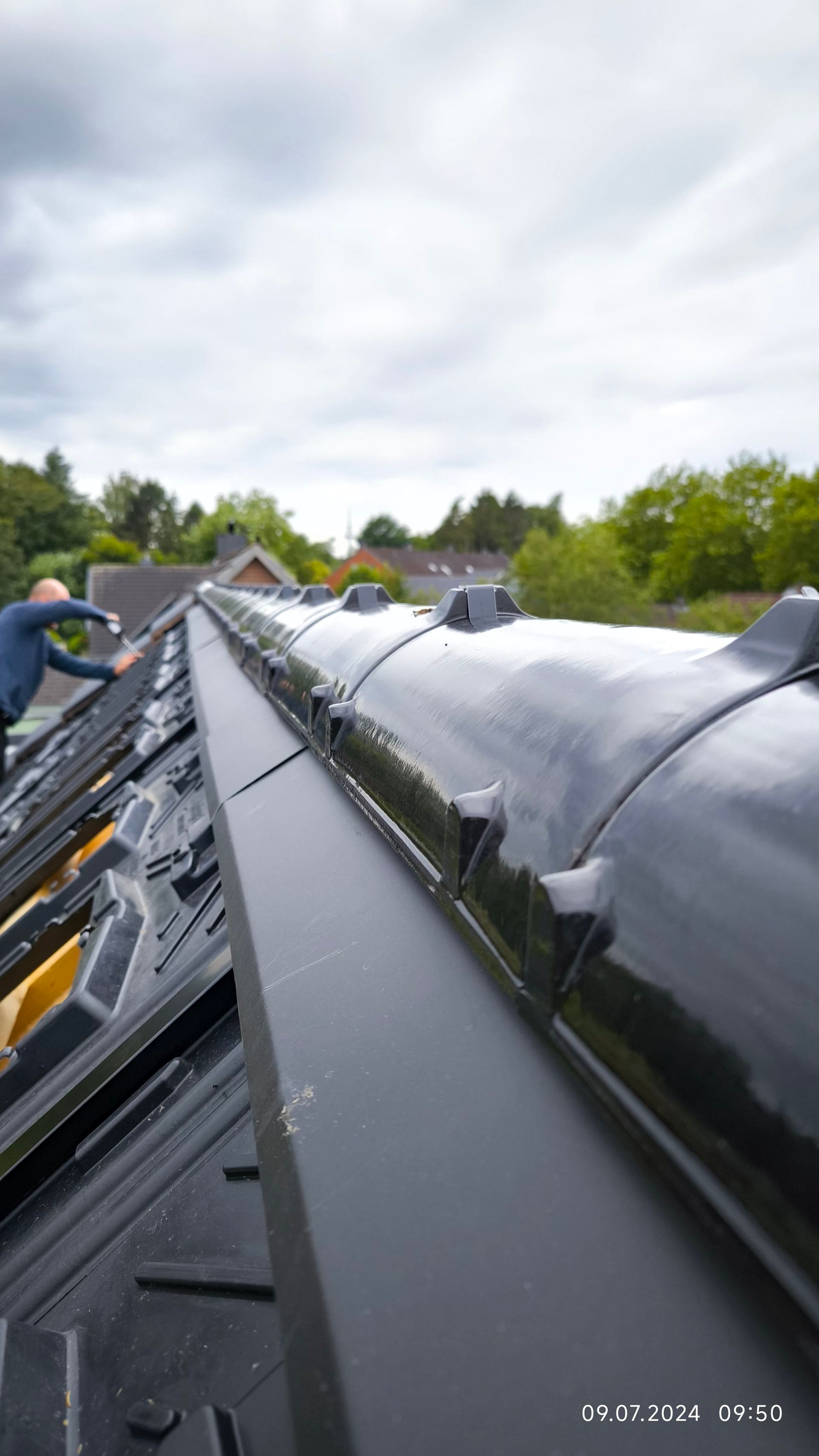 Ein Mann arbeitet auf dem Dach eines Gebäudes.