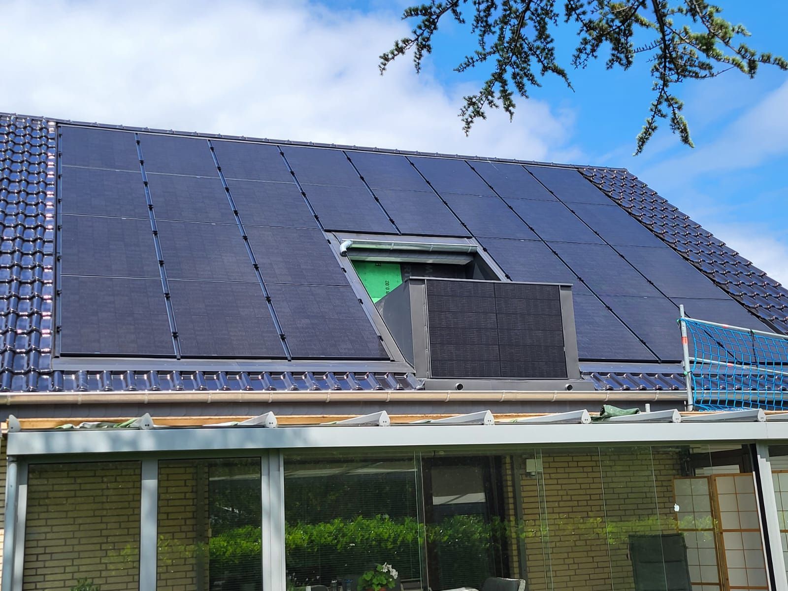 Ein Haus mit einem Dach, auf dem sich Solarzellen befinden.