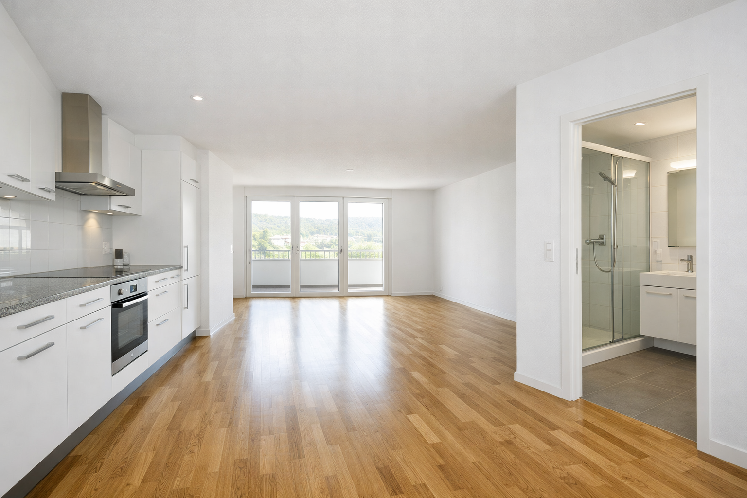 Interieur einer Kunstgalerie mit Gemälden an weissen Wänden, Holzboden und einem Geländer mit Blick auf einen anderen Raum.