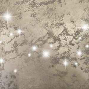 Leeres Zimmer mit Holzlattenwand, eingebauter Bank und grauer Wand. Heller Holzboden.