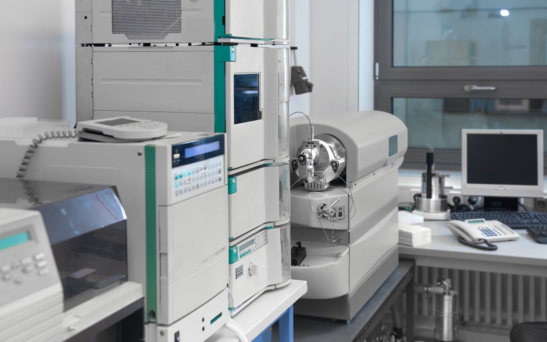 Un laboratorio con mucho equipamiento y una computadora.
