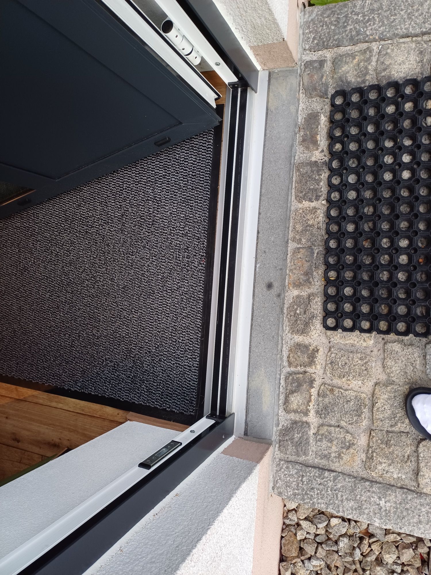 Eine Tür mit einer Matte auf dem Boden daneben