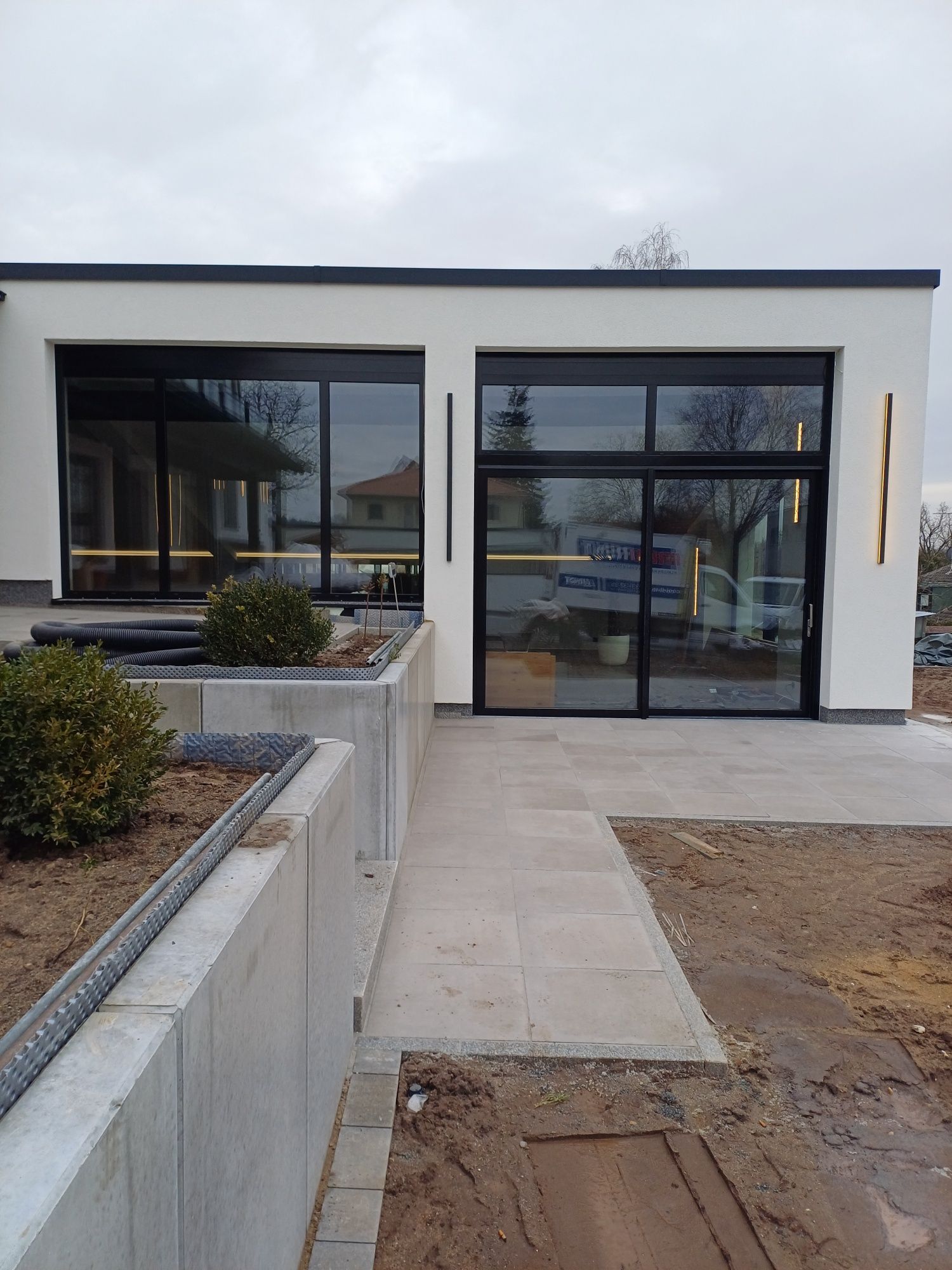 Ein weißes Gebäude mit vielen Fenstern und einem Gehweg, der dorthin führt.