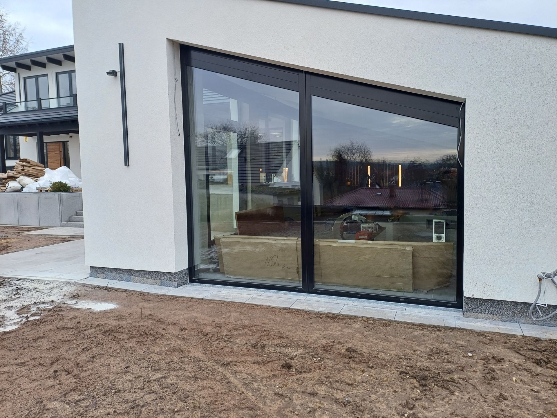 Ein Haus mit vielen Fenstern an der Seite