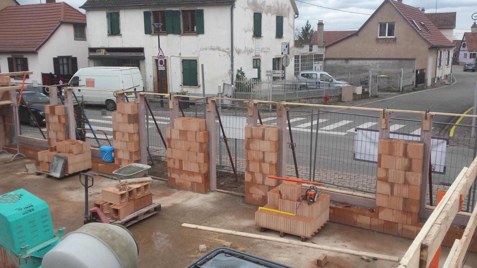 Maçonnerie de brique monomur avec encadrement en grès