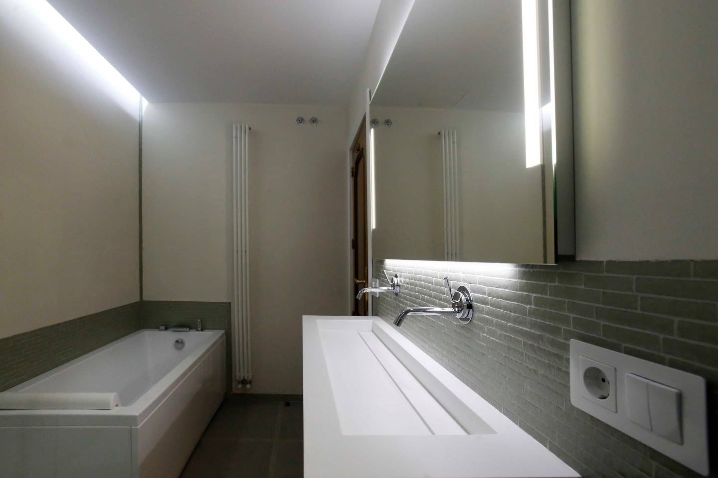 Un baño con bañera y lavabo.