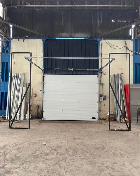 Porte et volet roulant de garage en atelier
