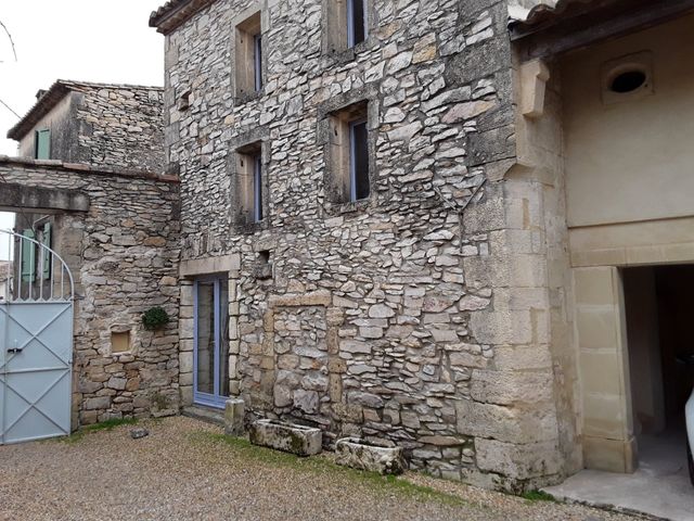 Traitement contre le salpêtre sur mur extérieur en pierre à Montpellier  dans l'Hérault - Entreprise pour traitement de l'humidité des murs - Axe  Assèchement