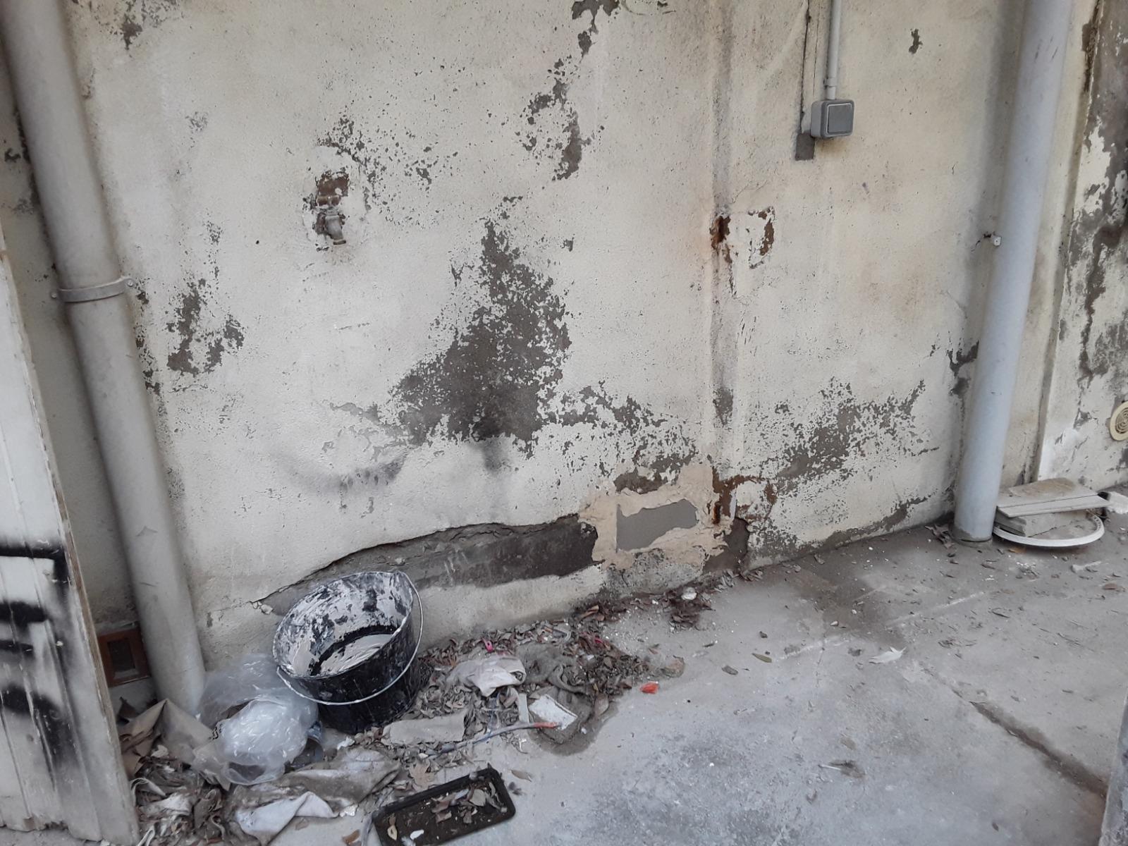 Murs blancs ravafés par le salpêtre