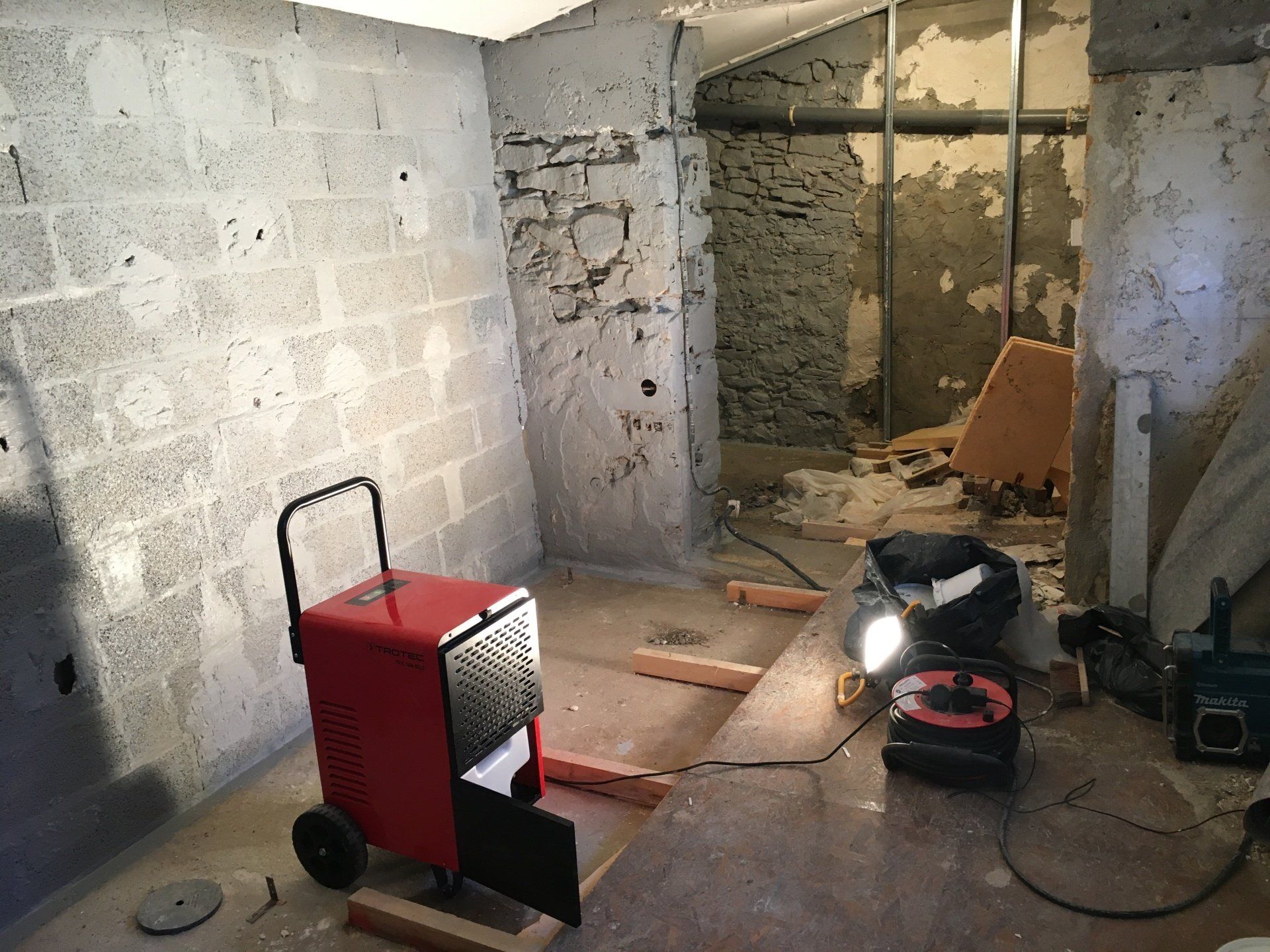 Opération de cuvelage dans une cave avec le matériel