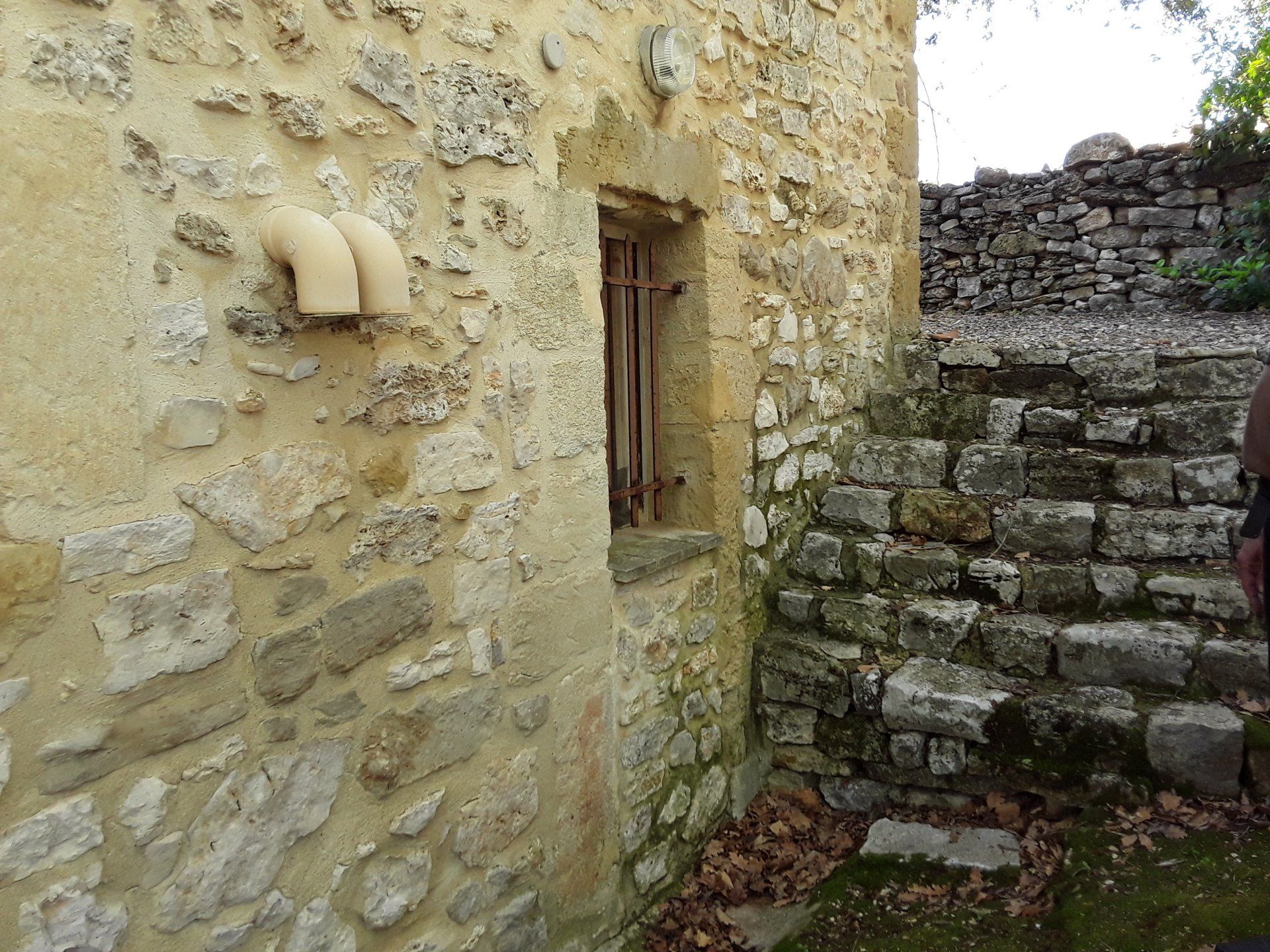 Façade en pierre jaune