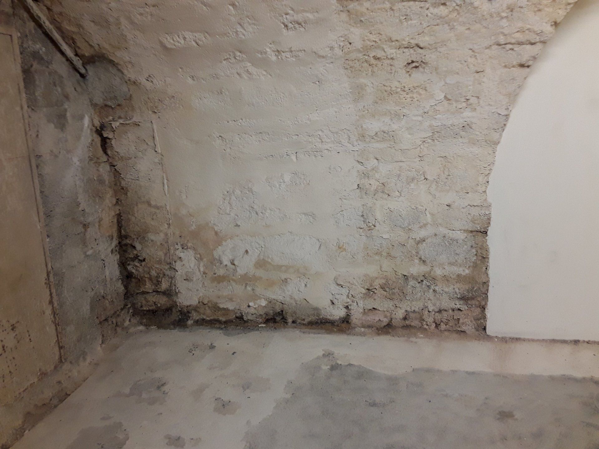 Murs en pierre attaqués par l'humidité