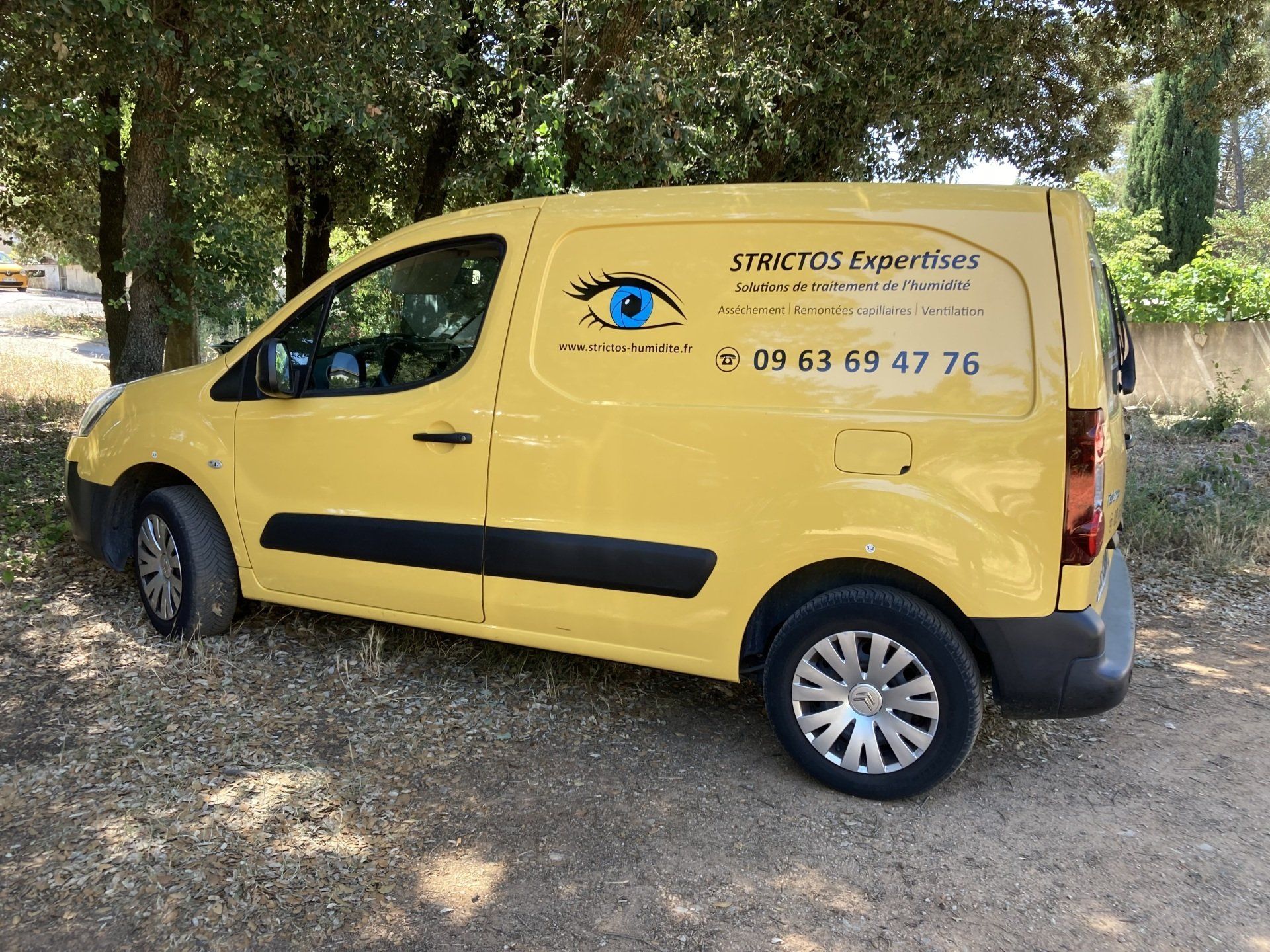 Camionnette Strictos jaune vue de côté conducteur