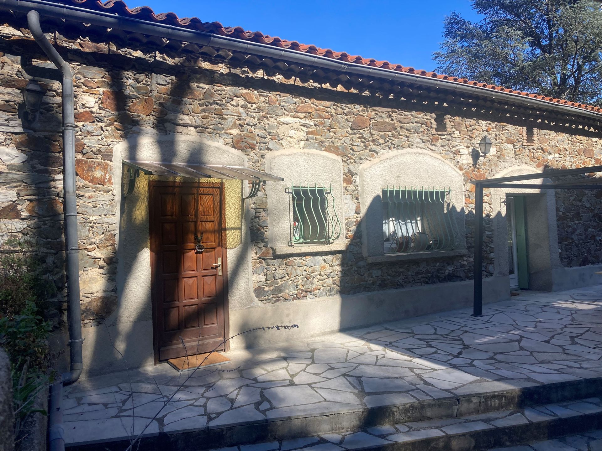 Facade en pierre et allées en pierre