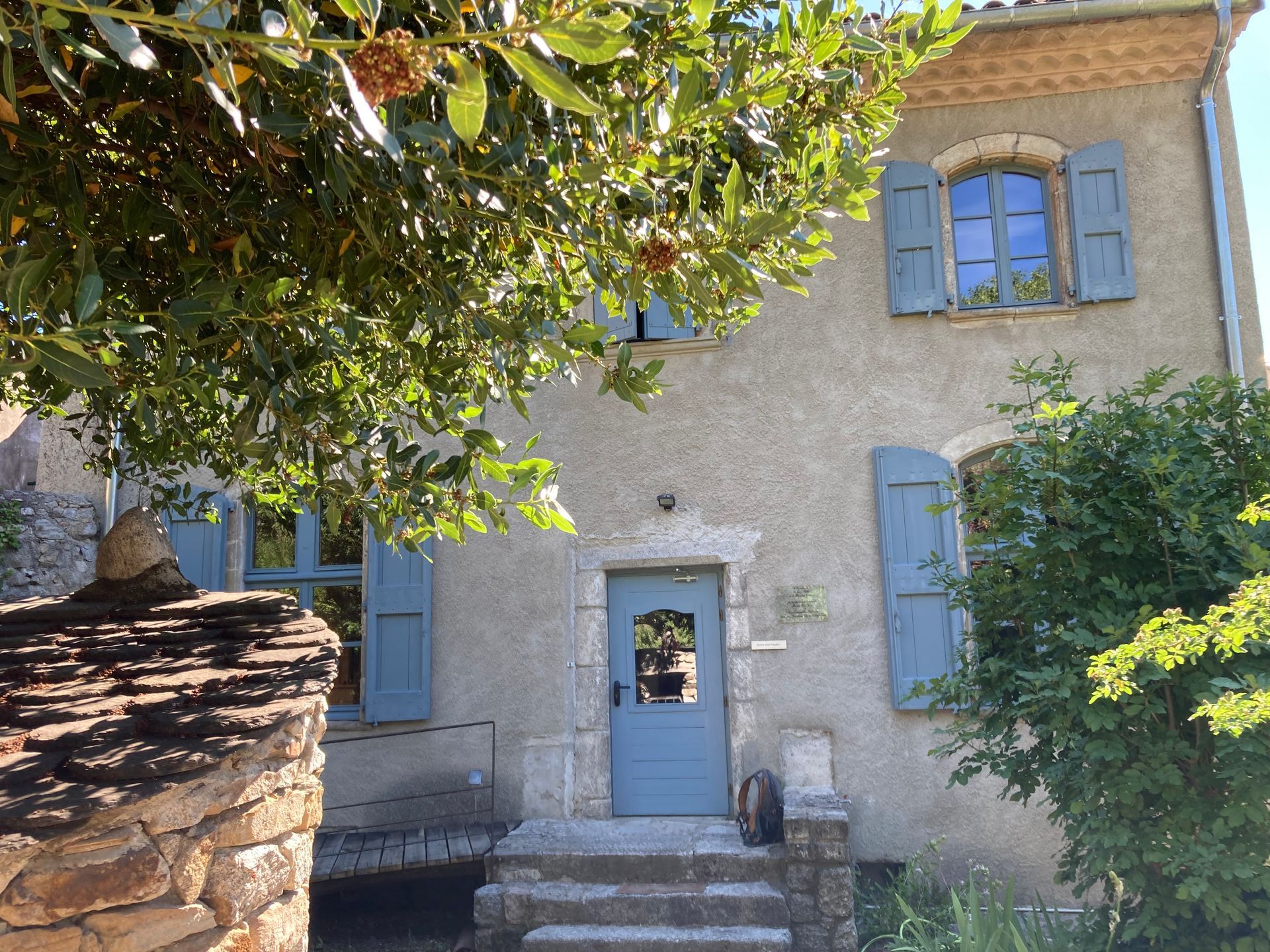 Facade en crépi avec volets et portes bleues
