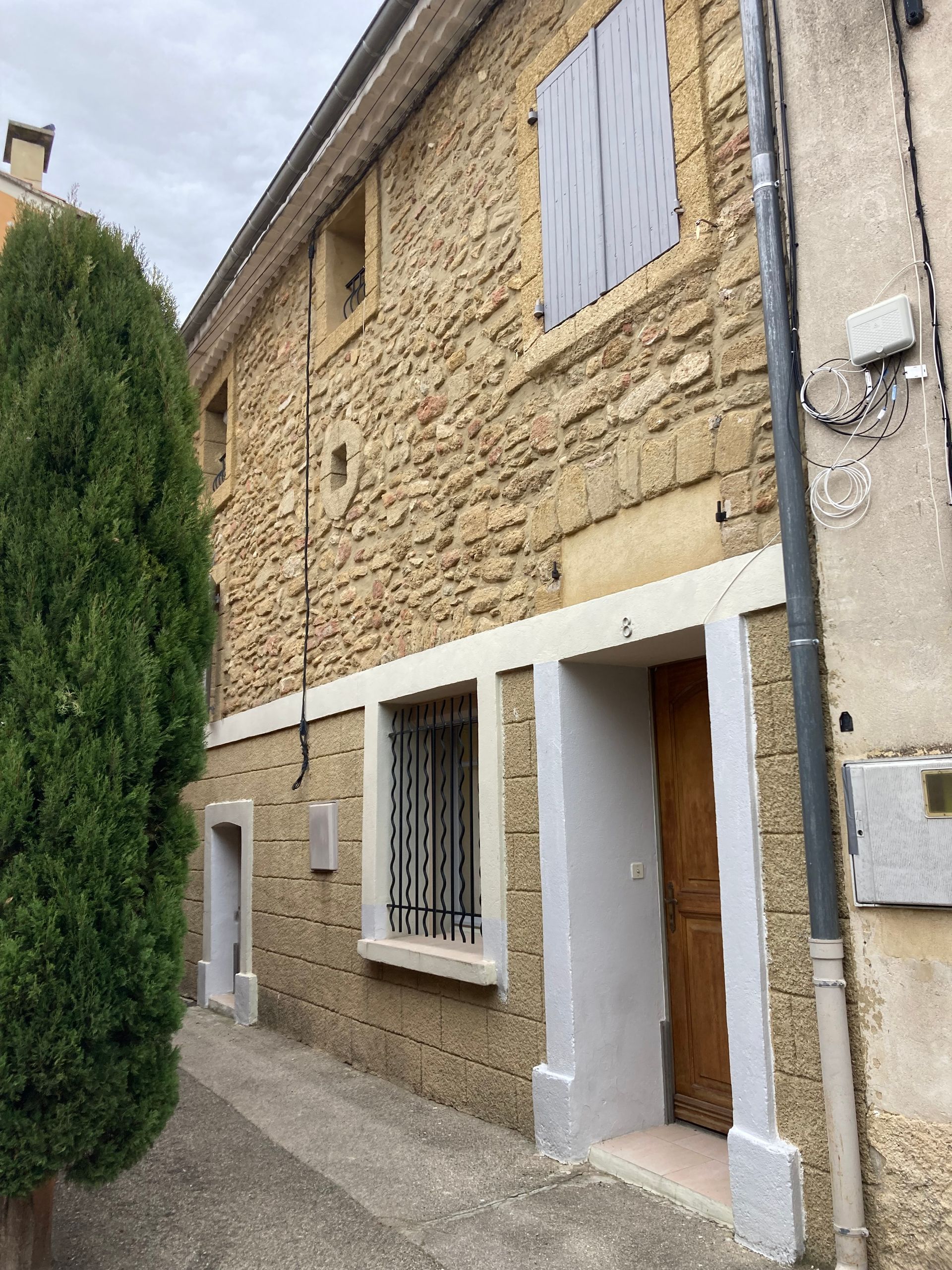 Façade en pierre jaunes