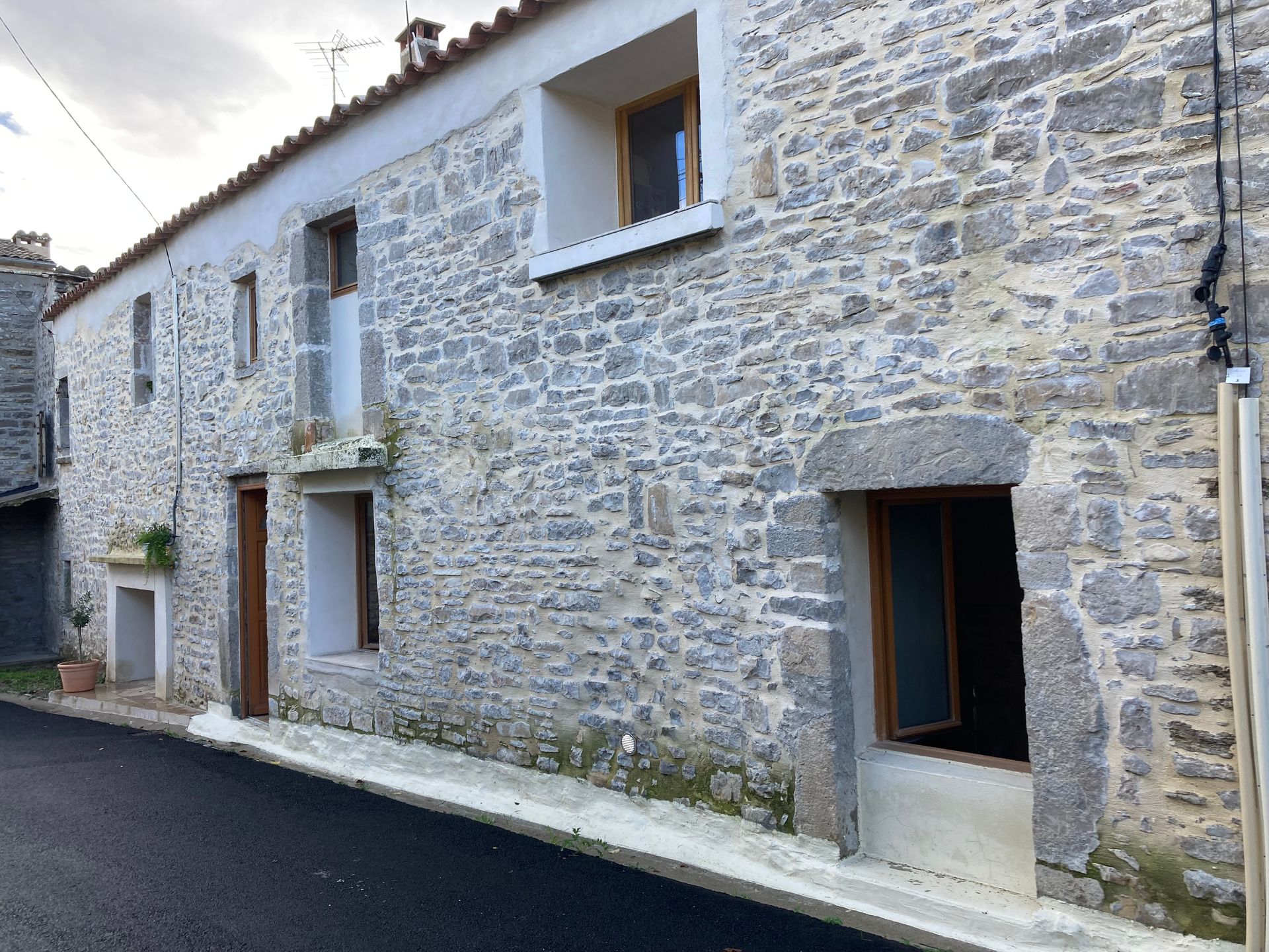 Facade en pierres grises